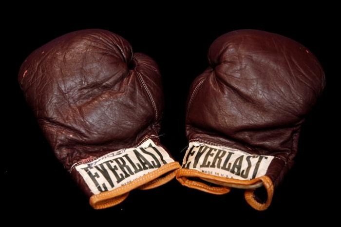 Ali`s boxing gloves, Fidel Castro cigars highlight sports auction 